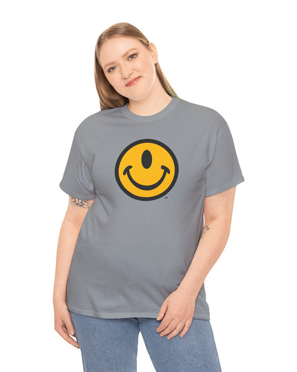 Woman wearing a one-eyed smiling face gray t-shirt, design by the Smileclops brand.